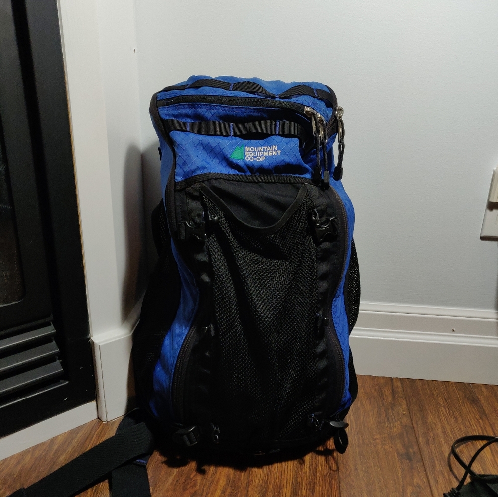 Vintage Blue/Black Medium MEC backpack